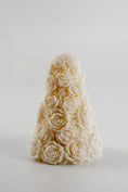 Kép betöltése a Galéria nézőbe, Rose Tree Candle
